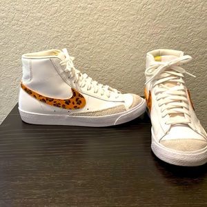 Nike high top - Blazer Mid '77 SE Sneaker
Size 8.5M